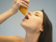 नग्न किशोर संतरे का रस पीने