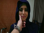 सुंदर ब्लू पर्दे में तेजस्वी अरब लड़की