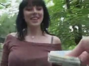 काले बाल वाली लड़की सार्वजनिक रूप से के लिए पैसे घर के बाहर मुखमैथुन
