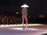 फैशन शो नग्न मॉडल