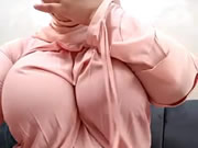 अरब स्लट ने वेब कैम में अपने बड़े स्तन हिलाए