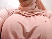 अरब स्लट ने वेब कैमरा में अपने बड़े स्तन और हस्तमैथुन को हिलाया