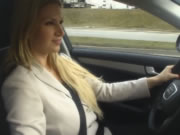 कैरोल Goldnerova स्तन बाहर जबकि ड्राइविंग कार