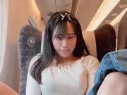 एशियाई फूहड़ लड़की विमान पर हस्तमैथुन
